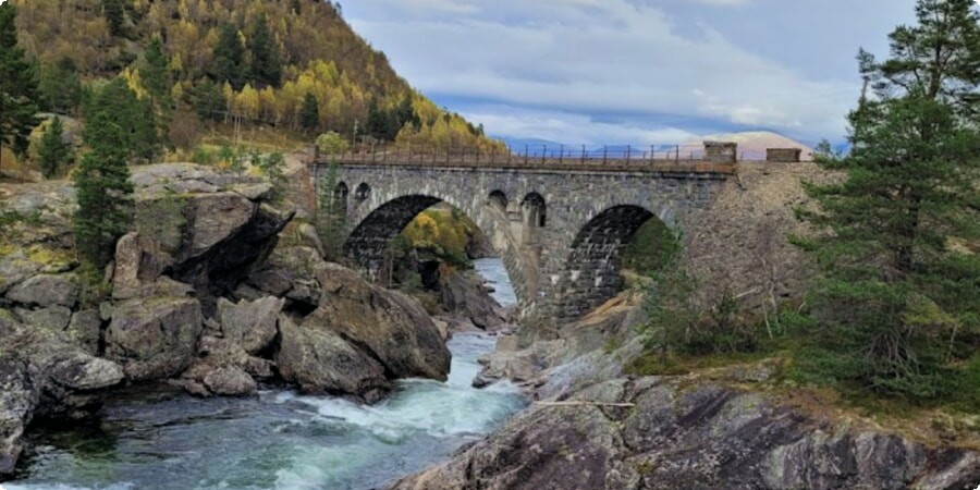 Romsdalen Bridge: Et majestætisk ingeniørvidunder i de norske fjorde